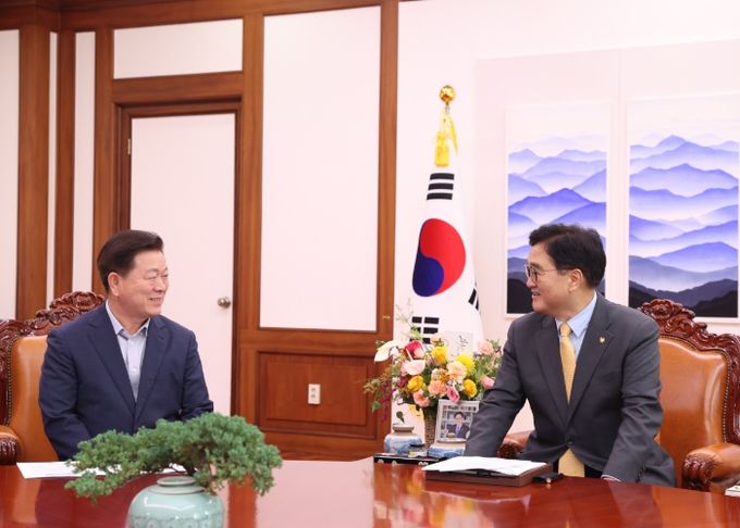 박승원 광명시장은 기후위기 대응․에너지전환 지방정부협의회장 자격으로 3일 국회에서 우원식 국회의장과 기후위기 대응 및 탄소중립 분권을 논의하는 간담회를 가졌다. 사진 왼쪽부터 박승원 광명시장, 우원식 국회의장.