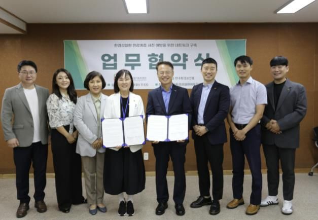 수원시환경성질환아토피센터에서 열린 협약식에 참석한 관계자들이 단체사진을 찍었다.