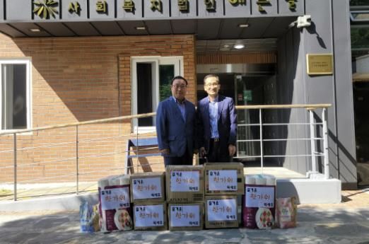 송종률 처인구청장이 백암면에 있는 장애인 복지시설 '해든솔'을 방문해 지원이 필요한 부분을 살피고 생필품을 전달했다