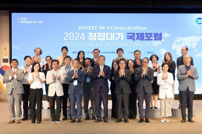 5일 오전 경기경제과학진흥원에서 김동연 경기도지사, 반기문 반기문재단 이사장, 강금실 경기도 기후대사, 국제기구 관계자, 국내외 전문가 등이 기념촬영을 하고 있다.