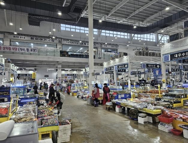 수원시 농수산물도매시장 수산동 전경.