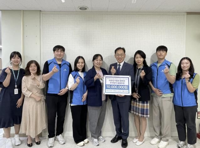 물품 전달식 후 기념촬영을 하고 있다