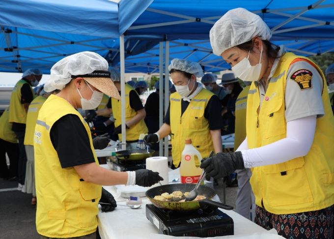 수원시자원봉사센터와 미나눔미용봉사단, 수원청년봉사단 등 봉사단체, 한국전력경기본부가 10일 오후 센터 주차장에서 추석맞이 전 나눔 행사 ‘만들었 전, 나눔했 전’에 참여하고 있다.
