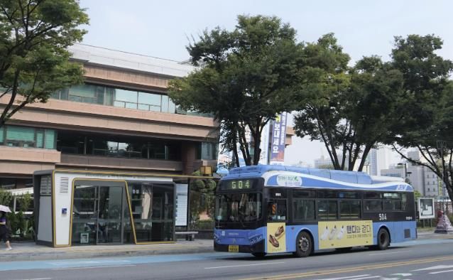 504번 버스가 광명시청 앞 스마트 정류장에 정차하는 모습