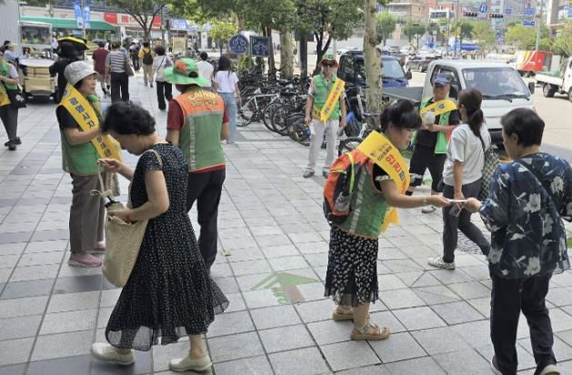 지난 10일 오후 철산역 일대에서 광명시 자율방재단이 추석 명절 대비 안전문화 캠페인을 진행하고 있다