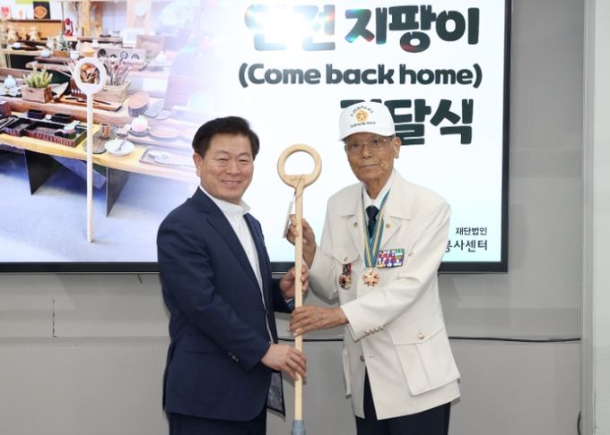 광명시자원봉사센터(이사장 박승원)는 자원봉사자들과 함께 ‘어르신 실종 방지용 지팡이 (이하 지팡이)’를 제작해 광명시치매안심센터, 광명시6·25참전유공자회 등 노인관련시설에 전달하는 뜻깊은 시간을 가졌다. 사진은 왼쪽 박승원 광명시장, 오른쪽 박창근 광명시625참전유공자회장.
