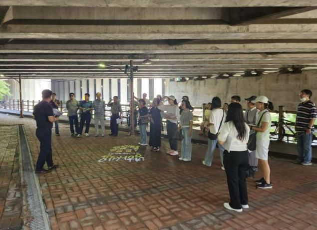 기흥구 주민참여예산 지역회의 위원들이 지난 10일 독정교 하부를 찾아 환경개선사업의 타당성을 확인하고 있다