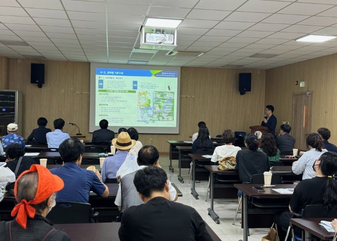 광명시는 지난 11일 소하2동 행정복지센터에서 지역 주민과 도시재생 전문가가 참석한 가운데 ‘광명시 도시재생 전략계획 변경(안)’에 대한 주민공청회를 개최했다.