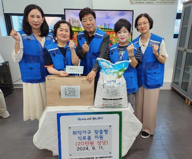광명시 철산4동 지역사회보장협의체는 지난 11일 ‘취약가구 맞춤형 지원사업’을 통해 총 20만 원 상당의 식료품을 경제적 어려움을 겪고 있는 가구에 지원했다.