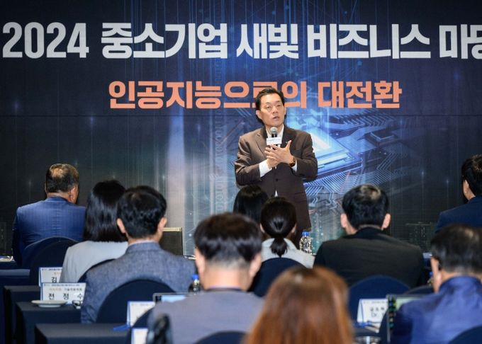 이재준 수원시장이 2024 새빛비즈니스 마당에서 인사말을 하고 있다.