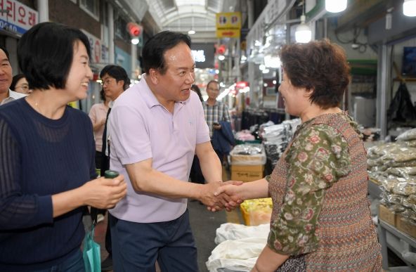 이권재 오산시장 사랑으로 나누는 장보기 행사 가져