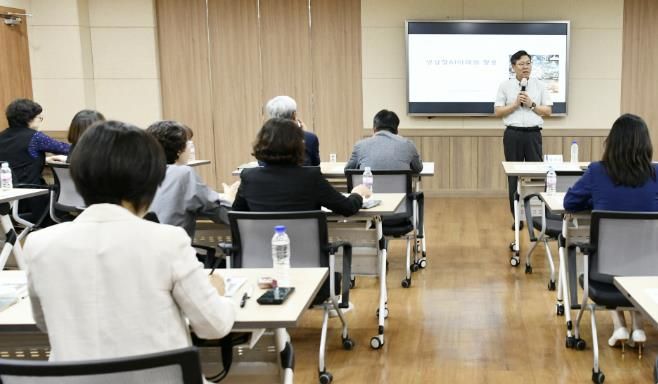 수원시 영통구 박사승 구청장, 간부공직자 대상 생성형AI 체험 교육 추진