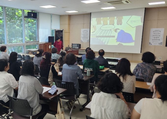 광명시 철산3동 주민자치회는 26일 철산3동 행정복지센터 2층 대회의실에서 주민 30여 명을 대상으로 ‘찾아가는 광명학’ 인문학 강의를 개최했다.