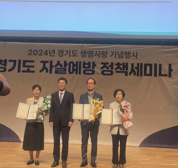 수상 후 기념촬영을 하고 있다.