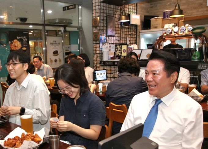 제3기 안양혁신 주니어보드 활동 마무리…최대호 안양시장과 ‘치맥’