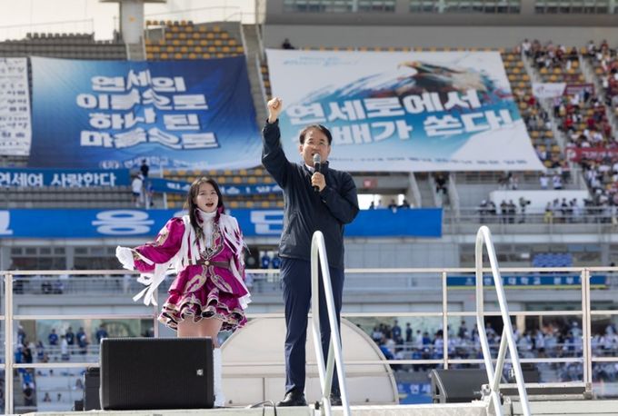 응원단상에 오른 이동환 고양특례시장