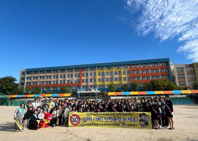 캠페인 참가자들이 단체사진을 촬영하고 있다.