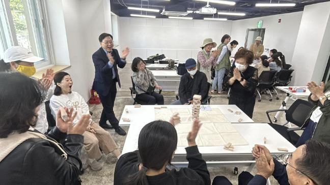 람사르 고양 장항습지생태관에서 생태체험 교육을 받고 있는 지역아동센터 관계자들