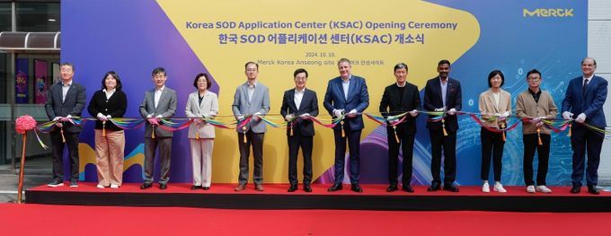 10일 오전 머크 안성공장에서 열린 머크 안성공장 반도체 소재 연구소 개소식에서 김동연 도지사, 카이 베크만 머크CEO, 관계자들이 커팅식을 하고 있다.