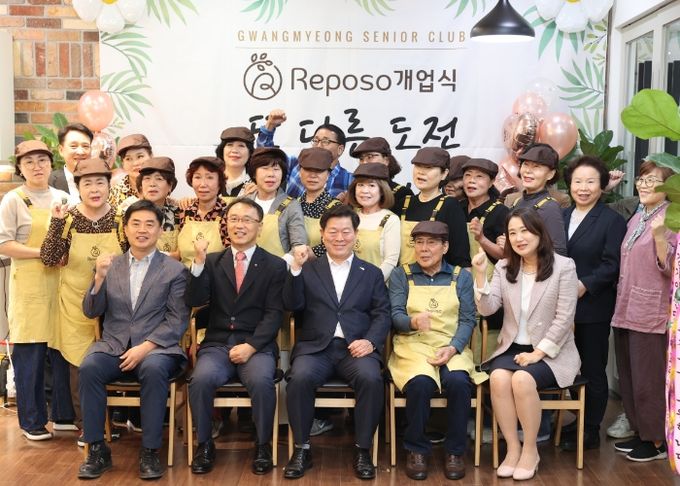 광명시는 10일 오후 광명시니어클럽의 시장형 노인일자리 사업 일환으로 광명시평생학습원 1층 도란도란 쉼터에 카페 ‘레포소(Reposo);쉼’이 문을 열었다고 밝혔다.