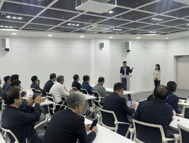 수원시와 수원특례시기독교총연합회가 간담회를 하고 있다.