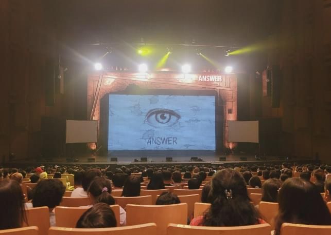 수원시 드림스타트 아동과 보호자들이 마술쇼를 관람하고 있다.