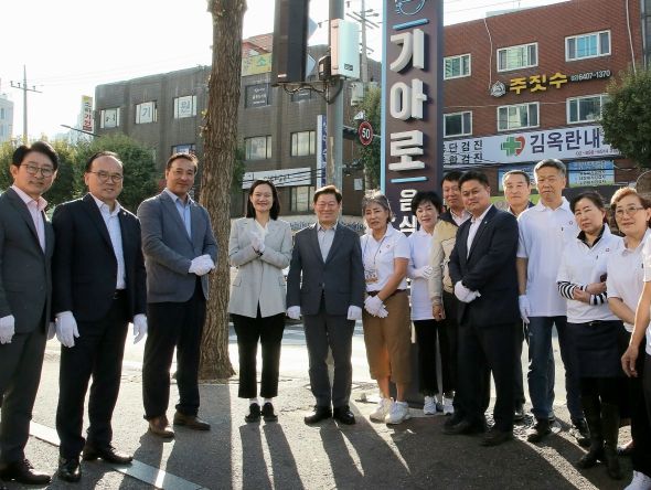 광명시(시장 박승원)는 지난 12일 ‘기아로 음식문화거리’ 지정을 기념해 음식문화거리 입구 2개소(오리로 382와 기아로 56)에 조형물을 설치하고 제막식을 개최했다.