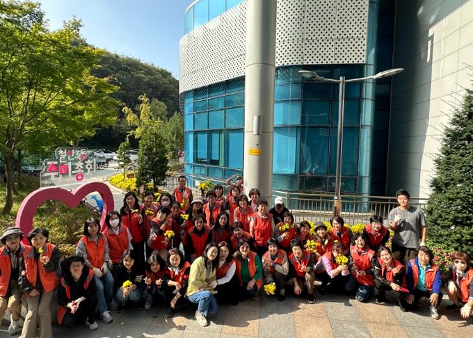 광명시 철산3동 행정복지센터는 지난 16일 철산3동 통장협의회와 함께 이음정원과 공공천사 앞 화단에 국화꽃을 심었다.