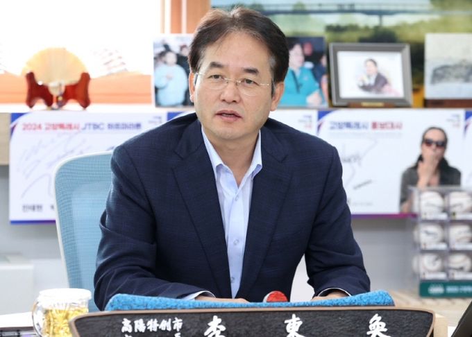 이동환 고양특례시장이 고양 라온길 정비사업 공모 제안자들과 환담을 나누고 있다.