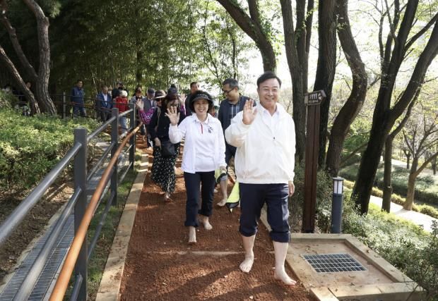 의왕시 ‘왕송호수공원 맨발걷기길’ 개장
