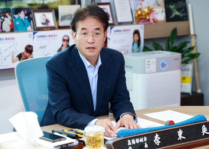 이동환 고양특례시장이 가좌동 직소민원에 대해 시민들과 이야기 나누고 있다.