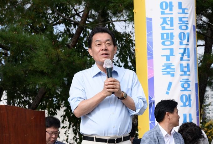 이재준 수원시장이 인사말을 하고 있다.