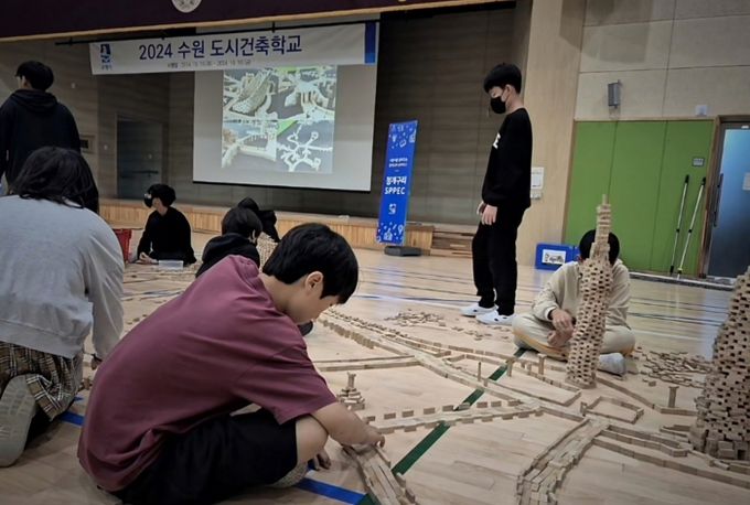 송정초등학생들이 건축물 만들기 실습을 하고 있다.