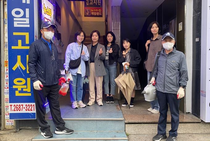 광명시 광명종합사회복지관은 지난 18일 광명4동 지역사회보장협의체와 함께 온(ON)동네 복지관 사업의 일환으로 관내 고시원 방역을 추진한다.
