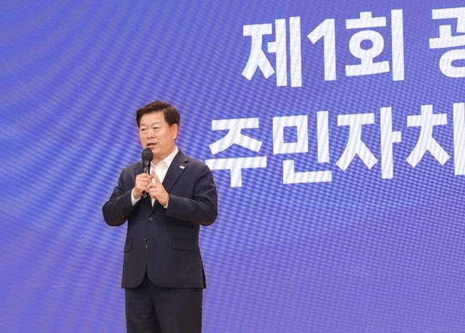 광명시는 지난 18~19일 광명시민체육관 잔디광장 및 실내경기장에서 ‘제1회 광명시 주민자치박람회’를 성황리에 개최했다. 사진은 개막식에 참석한 박승원 광명시장이 인사말을 하는 모습.