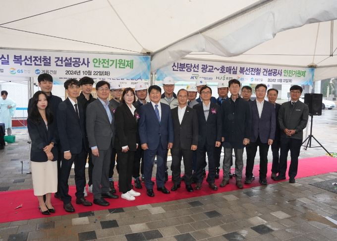 최종열 수원시 첨단교통과장과 참석자들이 기념촬영을 하고 있다.