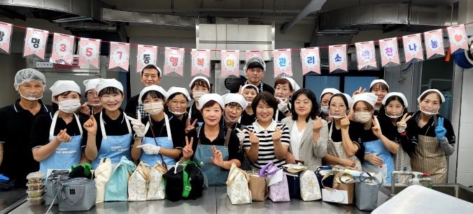 광명시 마을자치센터의 광명3․5․7동 행복마을관리소가 지난 18일 경기도에서 열린 ‘경기 행복마을관리소 사례발표회’에서 우수사례로 선정됐다. 사진은 반찬나눔 행사를 진행하는 광명357동 행복마을관리소.