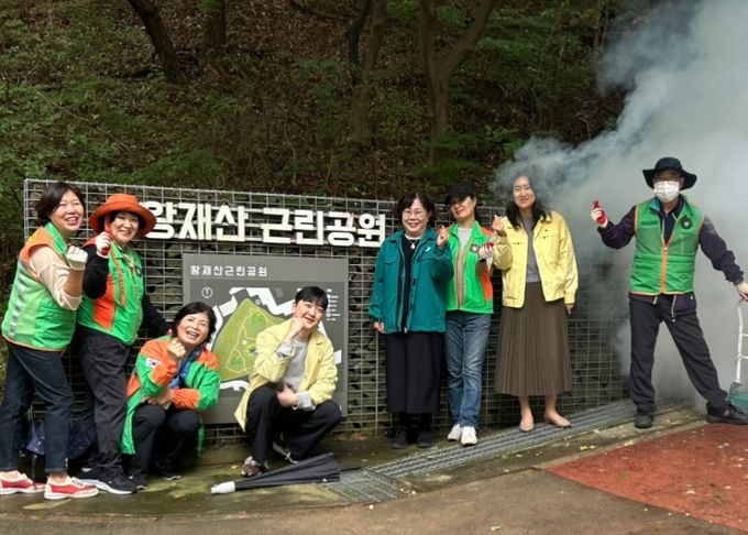 광명시 철산3동 자율방재단은 지난 22일 가을 해충과 모기 퇴치를 위해 왕재산 근린공원을 연막 소독했다.