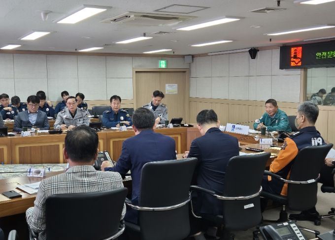 수원시 안전문화운동추진협의회와 지역치안협의회가 정기회의를 열고 있다.