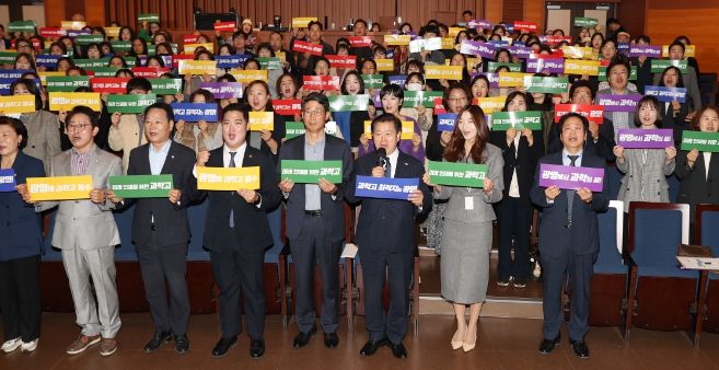 광명시는 25일 광명시민회관 대공연장에서 ‘광명시 과학고 유치 추진위원회’를 발족했다. 사진은 발족식 참석자들이 '과학고 최적지는 광명!'이라고 외치는 모습. 사진 앞줄 왼쪽부터 이형덕 시의원, 정영식 시의원, 안성환 시의원, 최민 도의원, 이용현 광명교육지원청 교육장, 박승원 광명시장, 여현주 광명교육지원청 장학사, 박경호 한양대학교 교수.