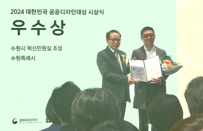 수상 후 기념촬영을 하고 있다.
