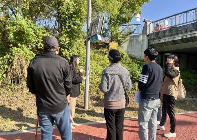 주민참여예산위원회 위원들이 서호천에 설치된 해충포충기를 점검하고 있다.