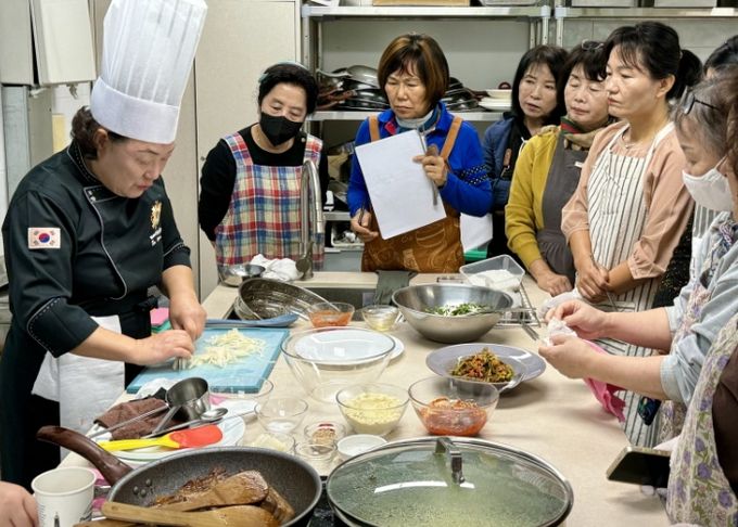 ‘일산열무를 이용한 3가지 요리 실습 교육’에서 이순옥 조리기능장이 요리를 시연하고 있다.