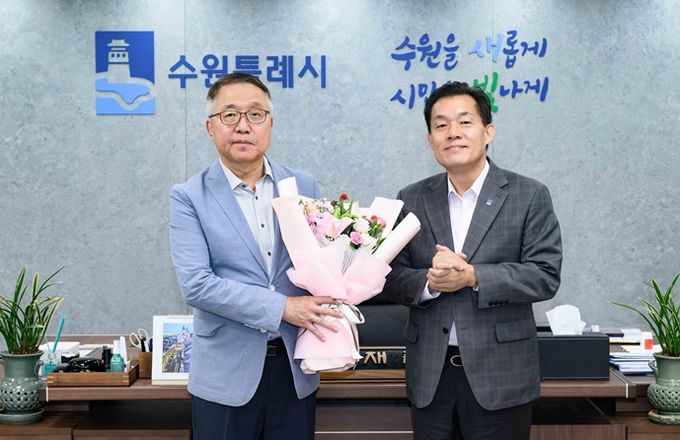 이재준 수원시장은 31일 수원시청 시장 집무실에서 김흥식 수원시정연구원 이사장 선임을 축하하는 자리를 마련했다.