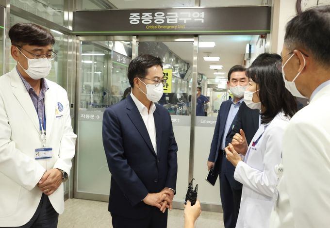 지난 8월 30일 김동연 경기도지사가 아주대학교병원을 방문해 의료현안과 관련한 현장간담회를 하고 있다.