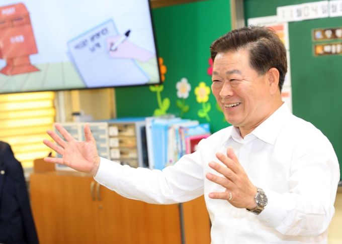 박승원 광명시장은 4일 오전 광명남초등학교를 방문해 4학년 1반 학생들과 ‘제44회 생생소통현장’을 진행했다. 사진은 박승원 광명시장이 광명남초등학교 학생들에게 광명시 탄소중립 정책을 설명하는 모습.