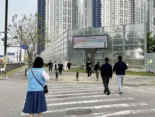 시흥시 배곧2동 청소년지도협의회, 등굣길 교통안전 캠페인 전개