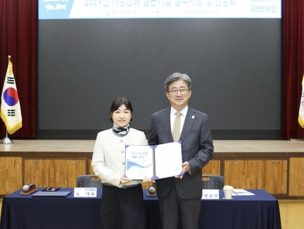 왼쪽부터 '여성친화 일촌기업 협약'을 맺은 기업인 (주)이티랩의 주혜정 대표, 정순욱 광명시 부시장.