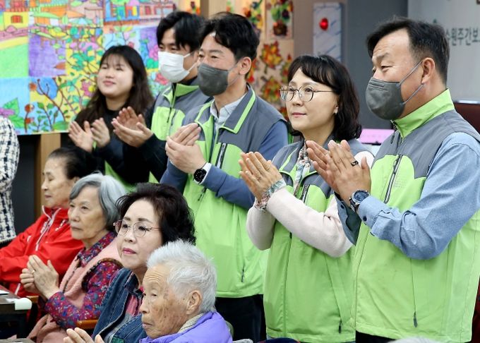 8일 연무동 소재의 한 주간보호센터에서 열린 수원도시공사 나눔문화 프로젝트 ‘찾아가는 문화사랑방’ 봉사활동에서 공사 나눠드림 봉사단이 어르신들과 공연을 함께 즐기고 있다.(사진=수원도시공사 제공)