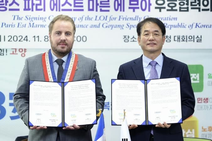 고양특례시-프랑스 파리 에스트 마른 에 부아 우호협력의향서 체결식 기념촬영_이동환 고양특례시장(오른쪽), 쥘리앙 베일 부대표(왼쪽)